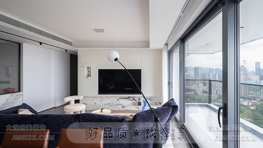 大連裝修潮流趨勢(shì)之現(xiàn)代簡(jiǎn)約案例實(shí)拍通透開闊場(chǎng)景多樣1.png